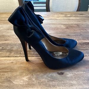 Badgley Mischka Calton black satin heels with bows size 8.5 like new